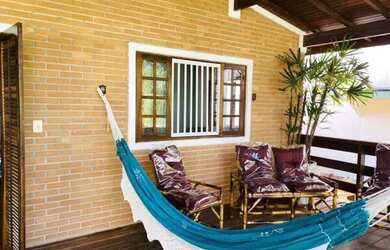 Imagem 4: Casa e chalés frente à praia em Maranduba