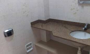 Imagem 4: Apartamento conjugado no térreo com sala, cozinha e banheiro social com instalação para má