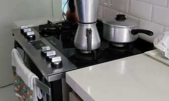 Imagem 7: Quarto individual mobiliado com cama e escrivaninha para mulheres