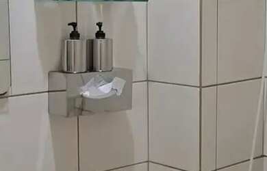 Imagem 6: Sala Praça Saens Pena com garagem na porta do metrô