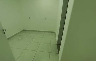 Imagem 3: Loja e sobreloja com portas de aço e portas em blindex, no centro de Macaé