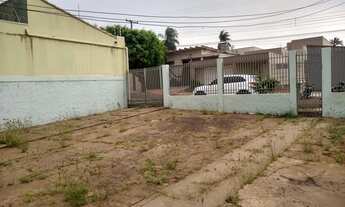 Imagem: Terreno com 360 m e construção antiga