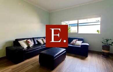 Imagem 4: Casa espaçosa com 6 quartos, 4 vagas de estacionamento e quintal - Aluguel disponível!