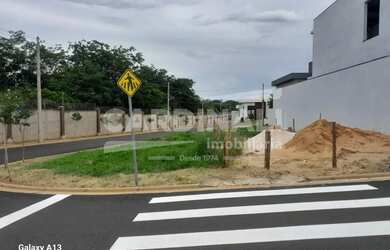 Imagem 2: Terreno bem localizado, condomínio seguro, com casas atualizadas de alto padrão em São Car