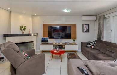 Imagem 5: Casa Alto Padrão com Piscina, 5 Dormitórios e Segurança Completa 381m² Privativos