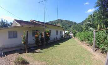 Imagem: Amplo terreno e casa residencial de alvenaria