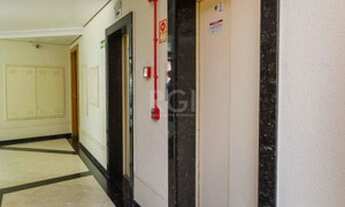 Imagem 2: Dois dormitórios, suíte e uma vaga de garagem no bairro Petrópolis em Porto Alegre