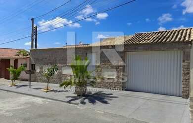 Imagem 2: Casa com 2 quartos e excelente área externa em rua asfaltada próximo ao centro comercial