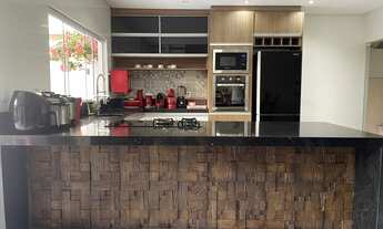 Imagem 4: Sobrado com 04 suítes e área de lazer com piscina e churrasqueira a carvão