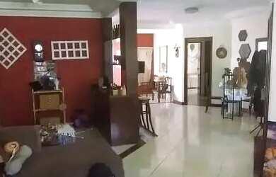 Imagem 2: Casa de condomínio sobrado para venda tem 303 metros quadrados com 5 quartos