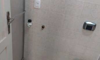 Imagem 5: Apartamento conjugado no térreo com sala, cozinha e banheiro social com instalação para má