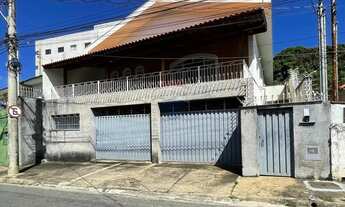 Imagem 2: Casa com 4 dormitórios sendo 01 suite e quintal no centro de Poços de Caldas