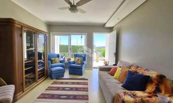 Imagem 3: Casa com vista deslumbrante de 2 dormitórios, suíte, espaço gourmet, placa solar no bairro