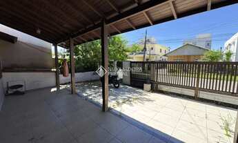 Imagem 3: Casa Mobiliada de 4 Dormitórios - Bairro Carianos - Florianópolis/SC