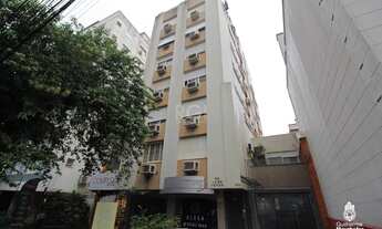 Imagem 2: No bairro Moinhos de Vento, apartamento de três dormitórios, transformados em quatro, um d