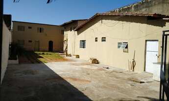 Imagem 2: Casa para venda tem 450 metros quadrados com 9 quartos no bairro São Francisco - Goiânia