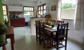 Imagem 7: Casa com cachoeira e mata atlântica