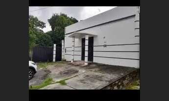 Imagem: Prédio com terreno anexo