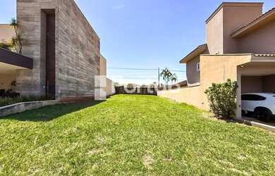 Imagem: Terreno de 360 m² no Condomínio Village