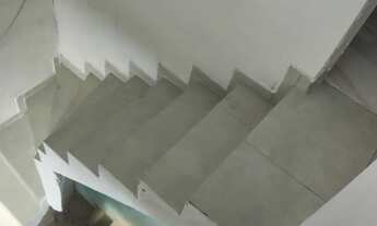 Imagem 5: Apartamento de dois quartos, sala e cozinha americana, banheiro, varanda, escada independe