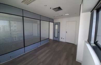 Imagem 6: Sala Comercial - 3 Ambientes - 2 Banheiros - Andar Alto - 1 Vaga