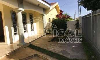 Imagem 2: A Unisol Imóveis aluga casa com três dormitórios sendo uma suíte e edícula com dois quarto