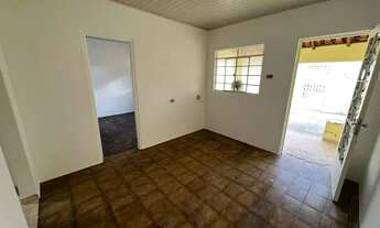 Imagem 3: Casa com 3 dormitórios e quintal grande pra Venda e Aluguel