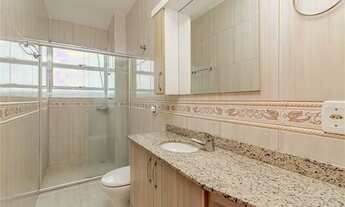 Imagem 4: Localizado em uma região privilegiada de Porto Alegre, este apartamento de 2 dormitórios o