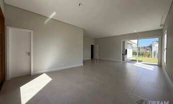 Imagem 2: Casa em Condomínio de 203m² no bairro Santa Felicidade, com 3 suítes, 5 banheiros e 2 vaga