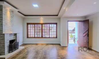 Imagem 2: Casa de 214m² com 4 dormitórios, 1 suíte, piscina e 2 vagas no bairro Teresópolis