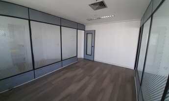Imagem 7: Sala Comercial - 3 Ambientes - 2 Banheiros - Andar Alto - 1 Vaga