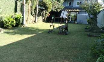 Imagem 2: Casa à venda, Mercês, Curitiba, PR, próximo ao Parque Barigui, com um amplo terreno