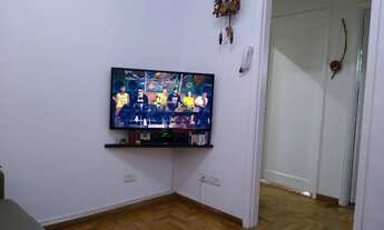 Imagem 4: Um ótimo apartamento com 2 dormitórios, 1 banheiro, com sacada com vista pra rua, sem vaga