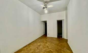 Imagem 2: Apartamento para venda com 70 metros quadrados com 2 quartos em Copacabana - Rio de Janeir