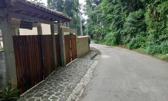 Imagem 2: Casa com cachoeira e mata atlântica