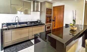 Imagem 2: Lindo Apartaemnto com Excelente Localização- Todo Reformado- Espaçoso e Arejado