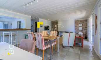 Imagem 2: BC Imóveis vende imponente casa semimobiliada, estilo sobrado, com 3 dormitórios no Condom