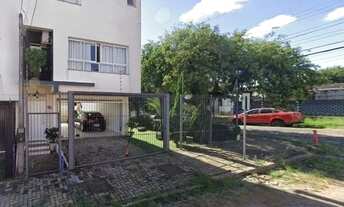 Imagem 2: Sobrado com 3 quartos, 1 suíte, lareira, churrasqueira, 3 vagas cobertas na zona sul