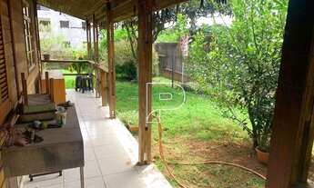 Imagem 3: Charme e aconchego em casa térrea de madeira Terreno amplo com 500m²!