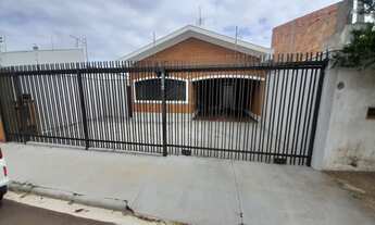 Imagem: Casa com 3 quartos e área com churrasqueira