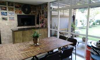 Imagem 5: Casa à venda, Mercês, Curitiba, PR, próximo ao Parque Barigui, com um amplo terreno