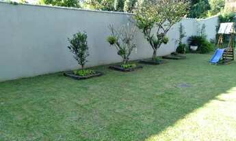 Imagem 3: Casa à venda, Mercês, Curitiba, PR, próximo ao Parque Barigui, com um amplo terreno