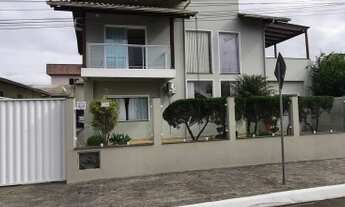 Imagem: Linda Casa com Piscina em Ótima Localização