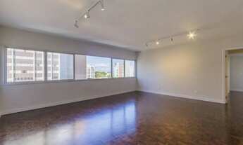 Imagem 2: Apartamento que une o clássico e o contemporâneo: planta ampla com suíte no Alto da Glória