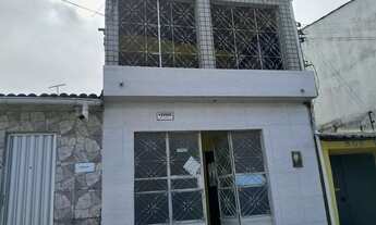 Imagem: Uma casa de primeiro andar no jardim Petrópolis