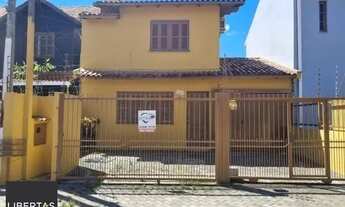 Imagem 2: Sobrado em Porto Alegre, no bairro Vila Nova, com 3 dormitório(s), e 3 banheiros