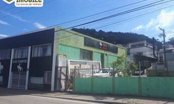 Imagem: Galpao no saco dos limoes, beira mar sul