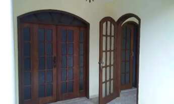 Imagem 2: Casa rústica com madeiras fortes na composição para venda tem