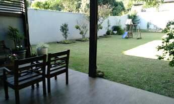 Imagem 4: Casa à venda, Mercês, Curitiba, PR, próximo ao Parque Barigui, com um amplo terreno