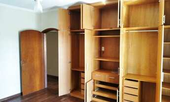 Imagem 2: Quarto grande com sacada em sobrado mobiliado de ótimo padrão